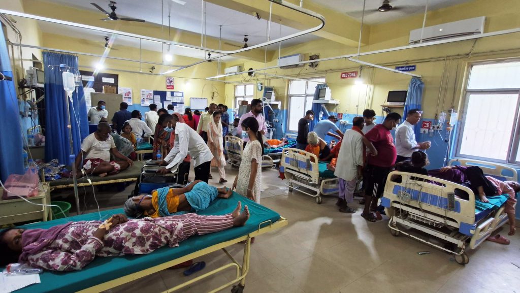 झाडापखाला र हैजा पुष्टि भएका बिरामीहरु नारायणी अस्पतालको आकस्मिक कक्षमा उपचार गराउदै । तस्वीर दिपकप्रसाद गौतम