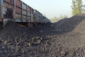 वीरगञ्जस्थित सुख्खा बन्दरगाहाबाट निस्किने कोइलाको धुलोले स्थानीय हैरान