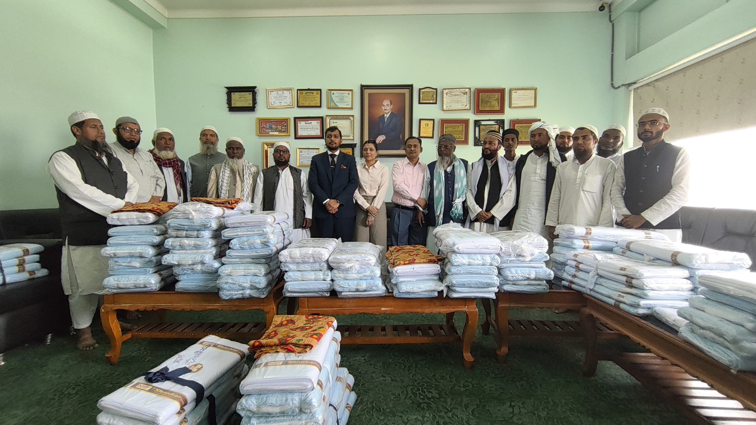 नेशनल मेडिकल कलेजद्वारा पर्सा र बारा जिल्लाका मदरसा तथा यतीमखानामा कपडा वितरण कार्यक्रम सम्पन्न